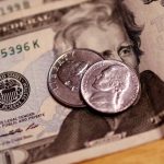 dolar-cai-pela-10a-vez-seguida-e-fecha-em-r$-5,83