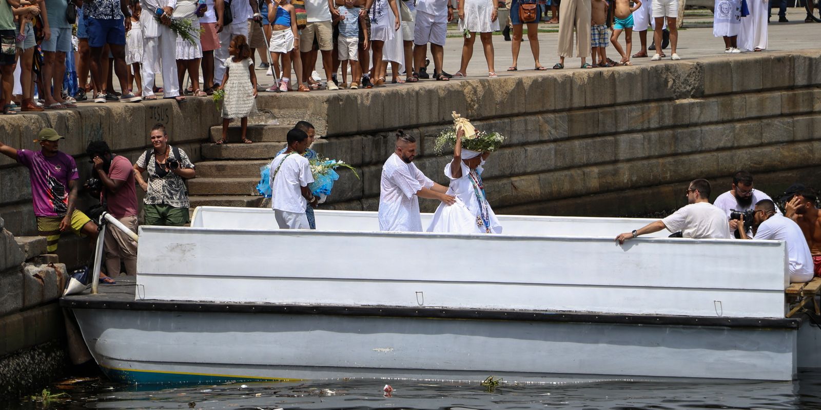 milhares-de-fieis-celebram-dia-de-iemanja-em-cerimonias-no-rio