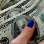 dolar-cai-pela-11a-vez-e-tem-maior-sequencia-de-quedas-em-20-anos