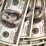 dolar-interrompe-sequencia-de-quedas,-mas-continua-abaixo-de-r$-5,80
