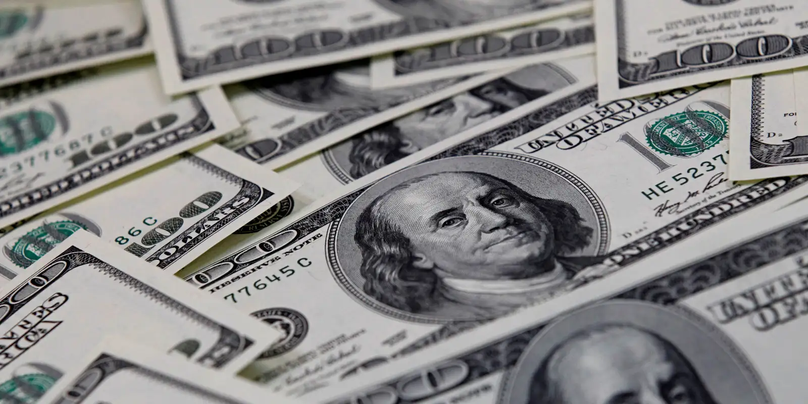 dolar-sobe-para-r$-5,66-com-medidas-sobre-iof