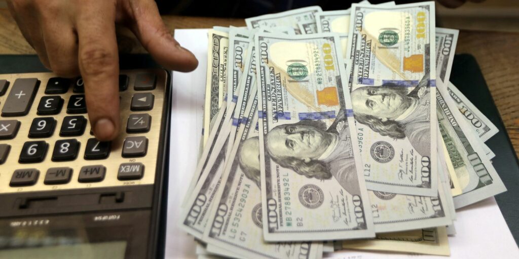 dolar-sobe-para-r$-5,71-apos-ameacas-de-trump-a-china