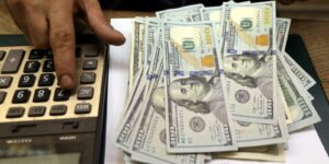 dolar-sobe-para-r$-5,71-apos-ameacas-de-trump-a-china