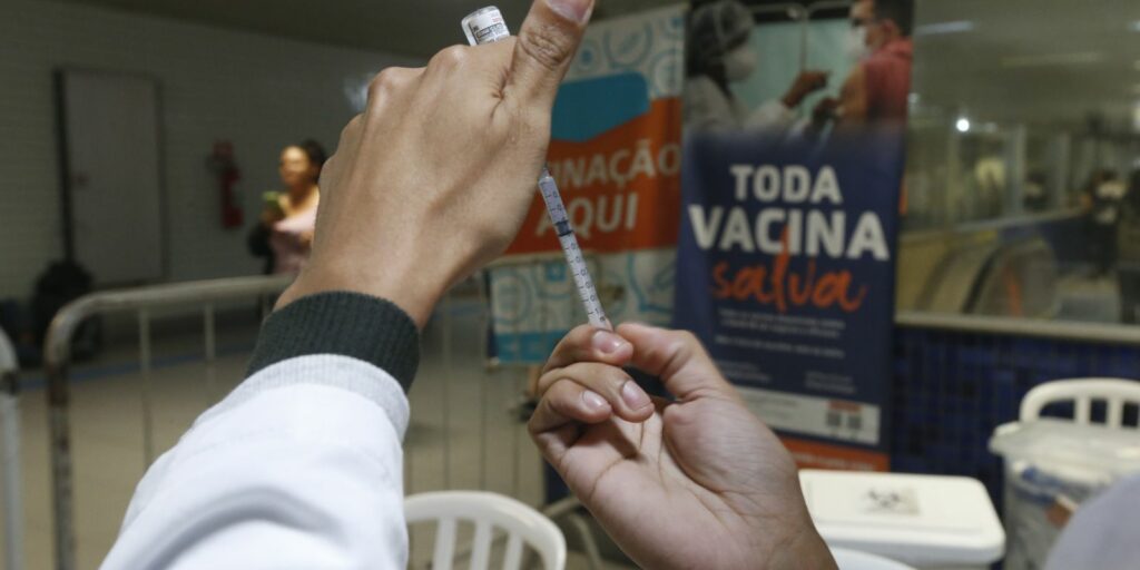 gripe:-sao-paulo-inicia-vacinacao-em-estacoes-e-terminais-na-segunda