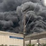 incendio-atinge-galpoes-comerciais-em-barueri,-na-grande-sao-paulo