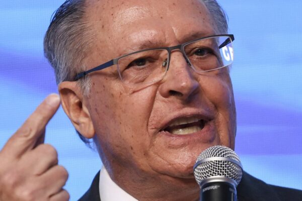 brasil-esta-conversando-“com-reserva”-com-estados-unidos,-diz-alckmin