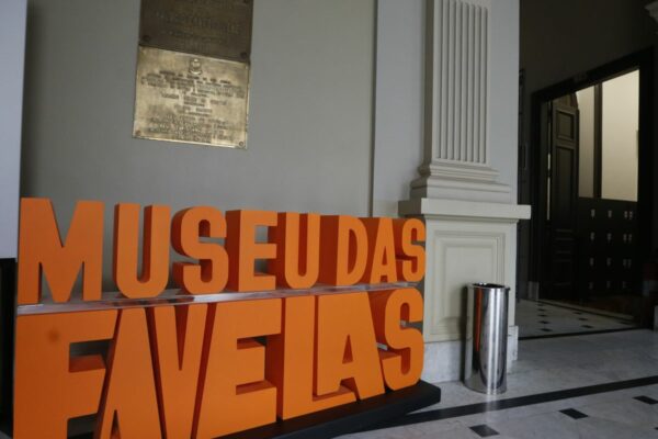 museu-das-favelas:-exposicao-celebra-trajetoria-do-poeta-sergio-vaz