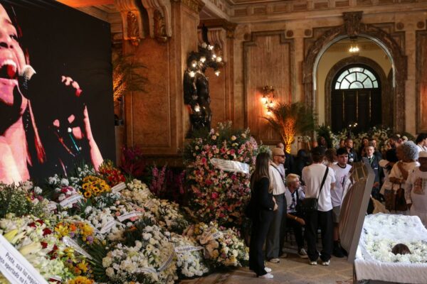 fas-formam-filas-no-theatro-municipal-para-se-despedir-de-preta-gil