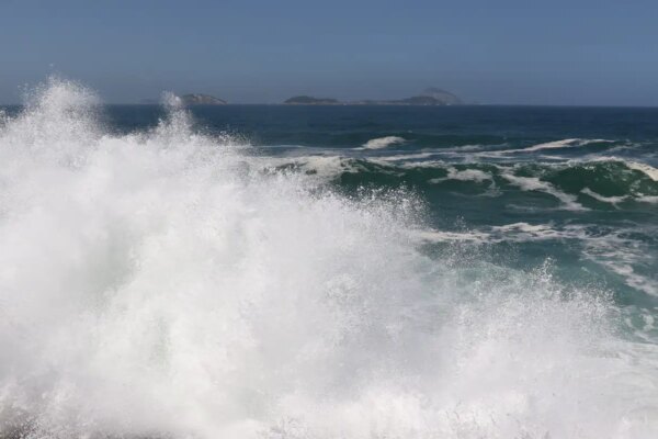 marinha-mantem-alerta-de-ondas-fortes-no-rio-ate-quinta-feira