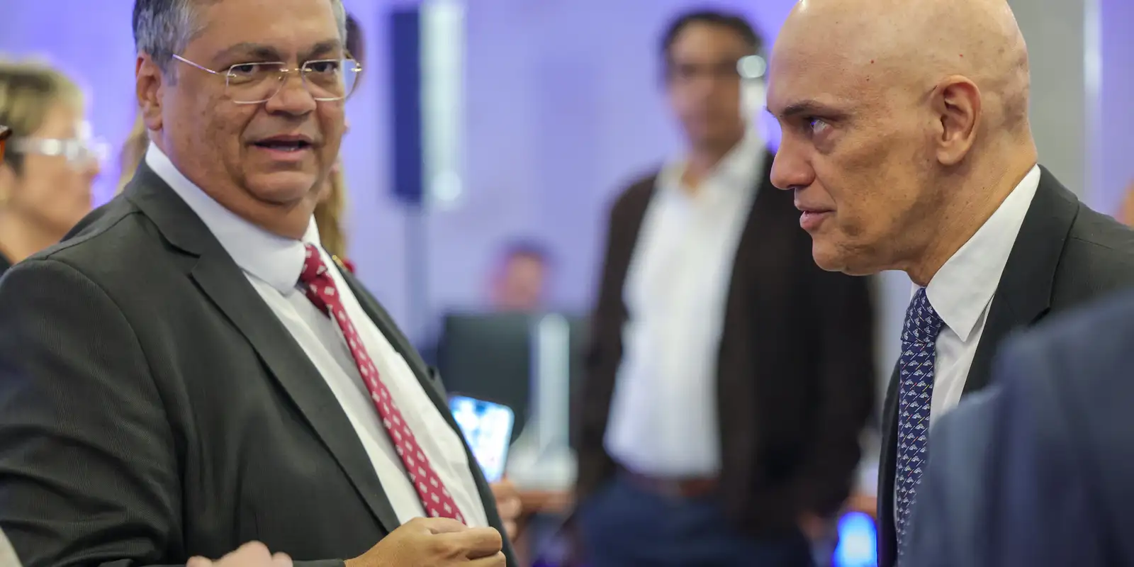 dino-se-solidariza-e-elogia-moraes,-alvo-de-novas-sancoes-dos-eua