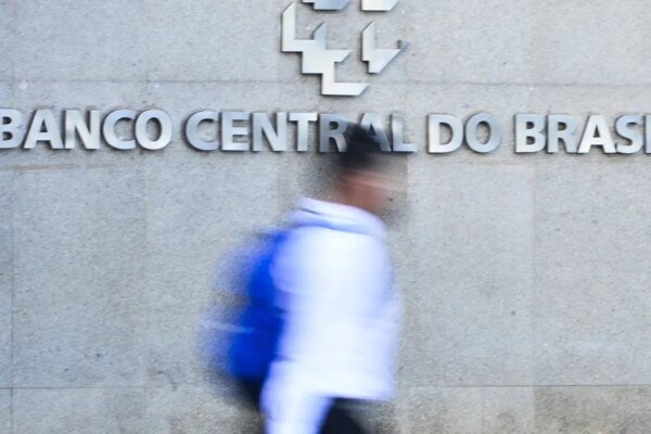 bc-acompanha-tarifaco-e-ve-juro-alto-por-tempo-“bastante-prolongado”