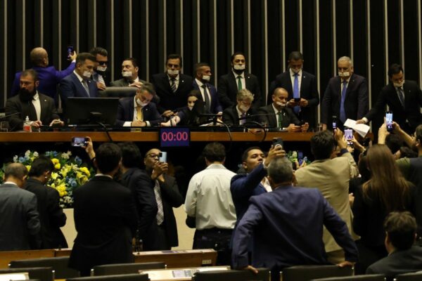 alcolumbre-e-motta-pedem-dialogo-e-respeito-apos-ocupacao-de-plenarios