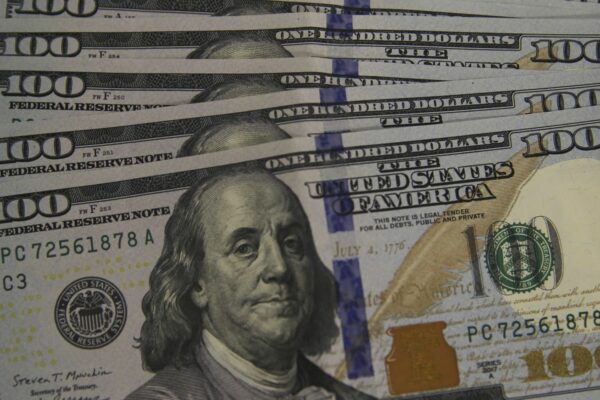 dolar-fecha-abaixo-de-r$-5,50-pela-primeira-vez-em-quase-um-mes