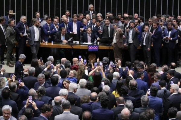 apos-obstrucao-de-plenario,-hugo-motta-abre-sessao-e-pede-respeito