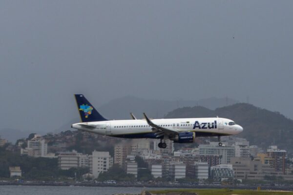 avioes-quase-batem-durante-taxiamento-no-aeroporto-internacional-de-sp