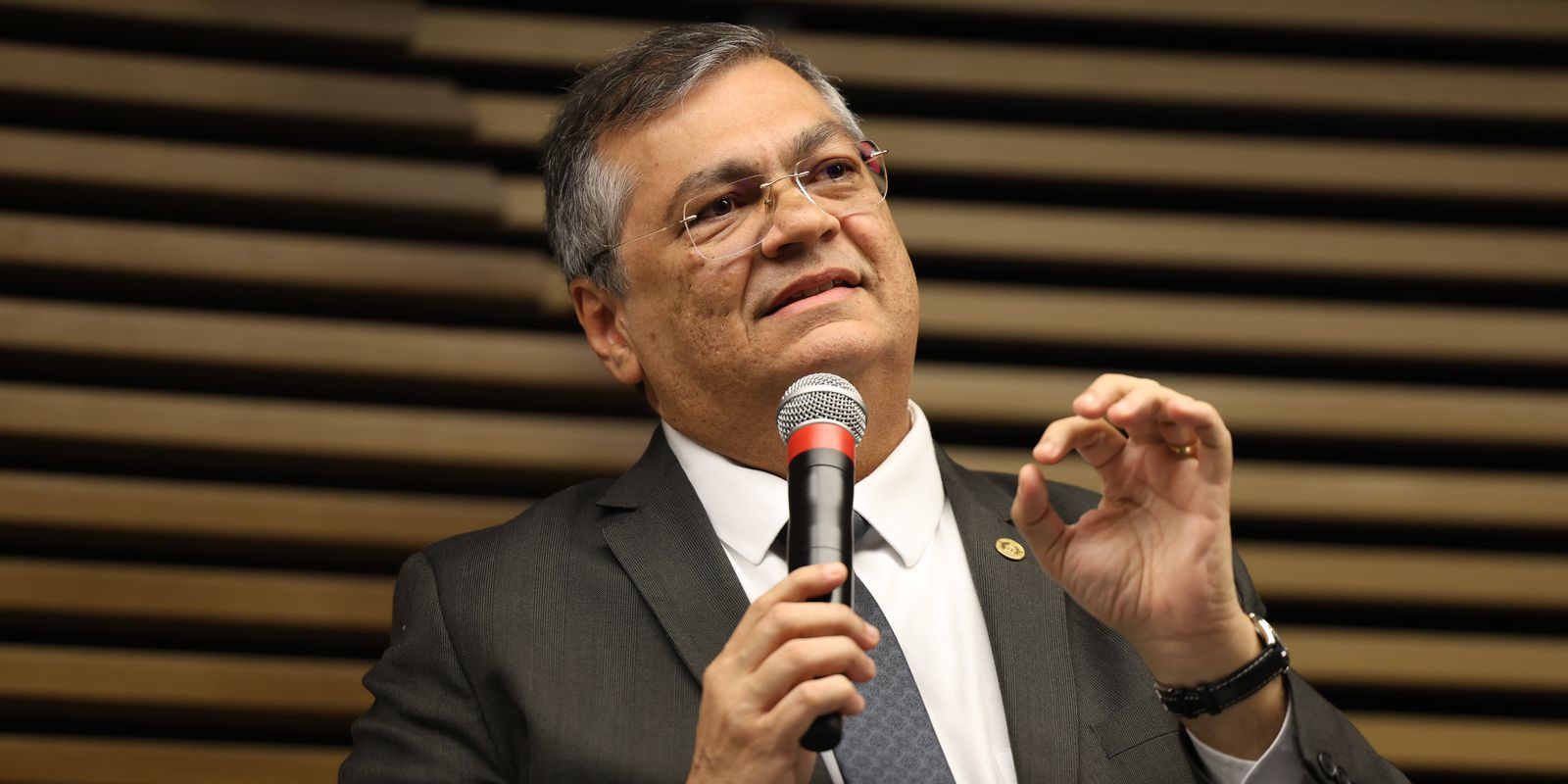 dino-rebate-eua-e-diz-que-nao-cabe-a-embaixadas-monitorar-justica