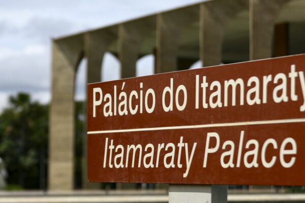 itamaraty-e-gleisi-rechacam-ataque-de-vice-secretario-de-trump