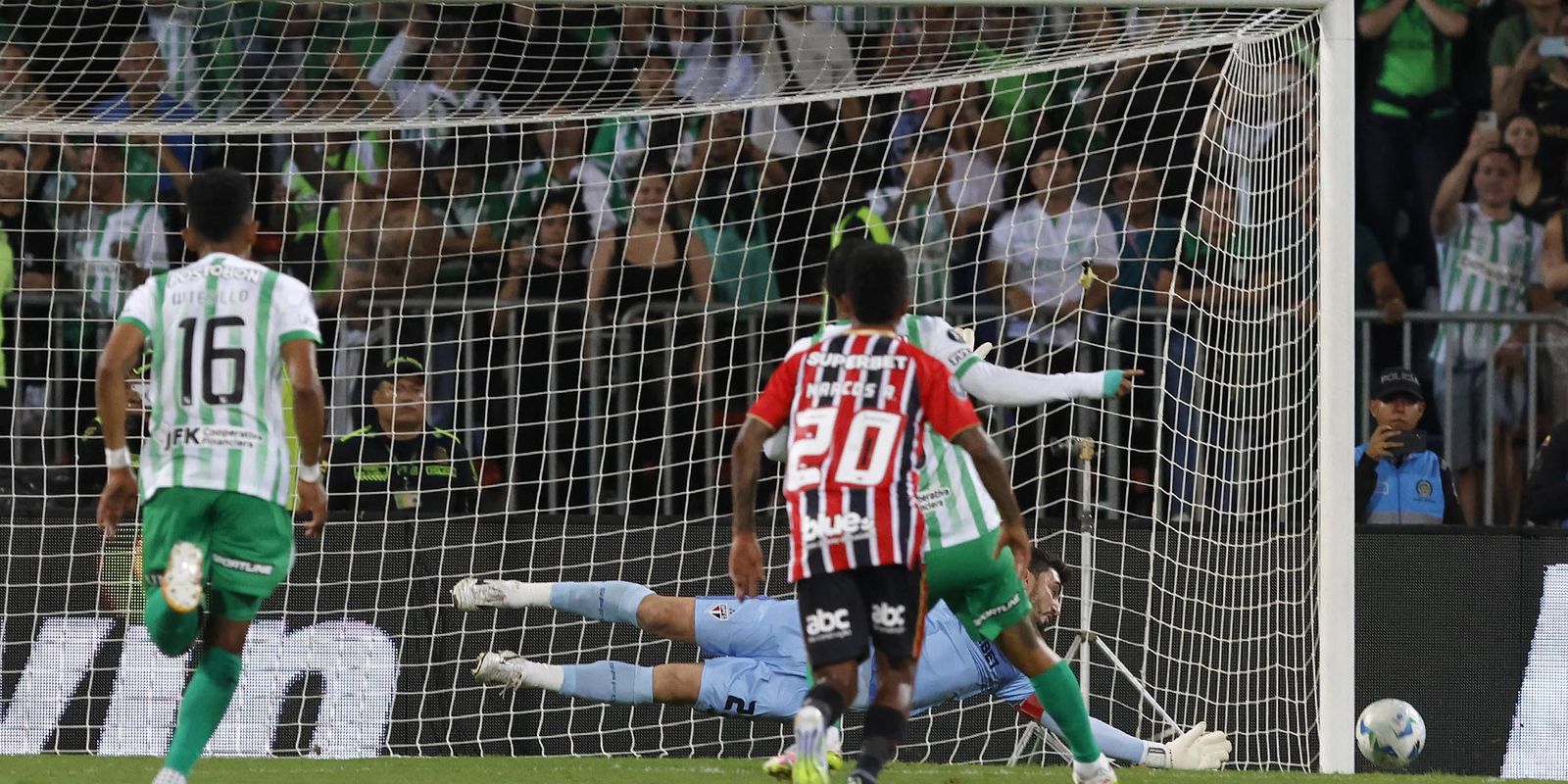 rafael-defende-penalti-e-sao-paulo-garante-empate-na-libertadores