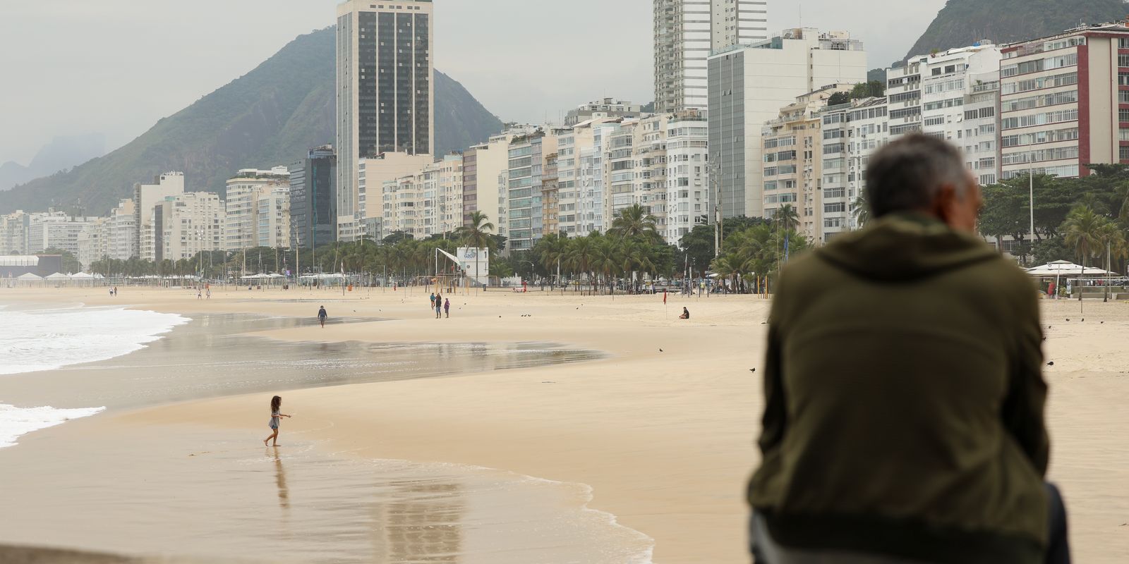frente-fria-chega-ao-rio-com-pancadas-de-chuva-e-vento-forte