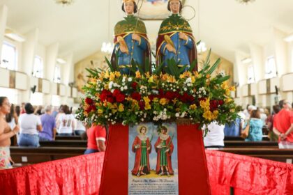 festa-de-cosme-e-damiao-e-celebrada-por-diferentes-religioes