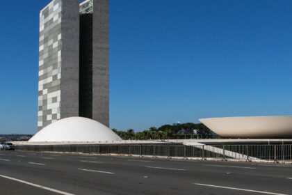 hugo-motta-confirma-para-hoje-votacao-de-isencao-do-imposto-de-renda