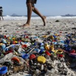 estrategia-quer-reduzir-poluicao-marinha-causada-por-plasticos