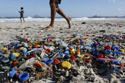estrategia-quer-reduzir-poluicao-marinha-causada-por-plasticos