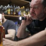 vigilancia-sanitaria-do-rio-fecha-bar-por-venda-de-bebida-sem-registro