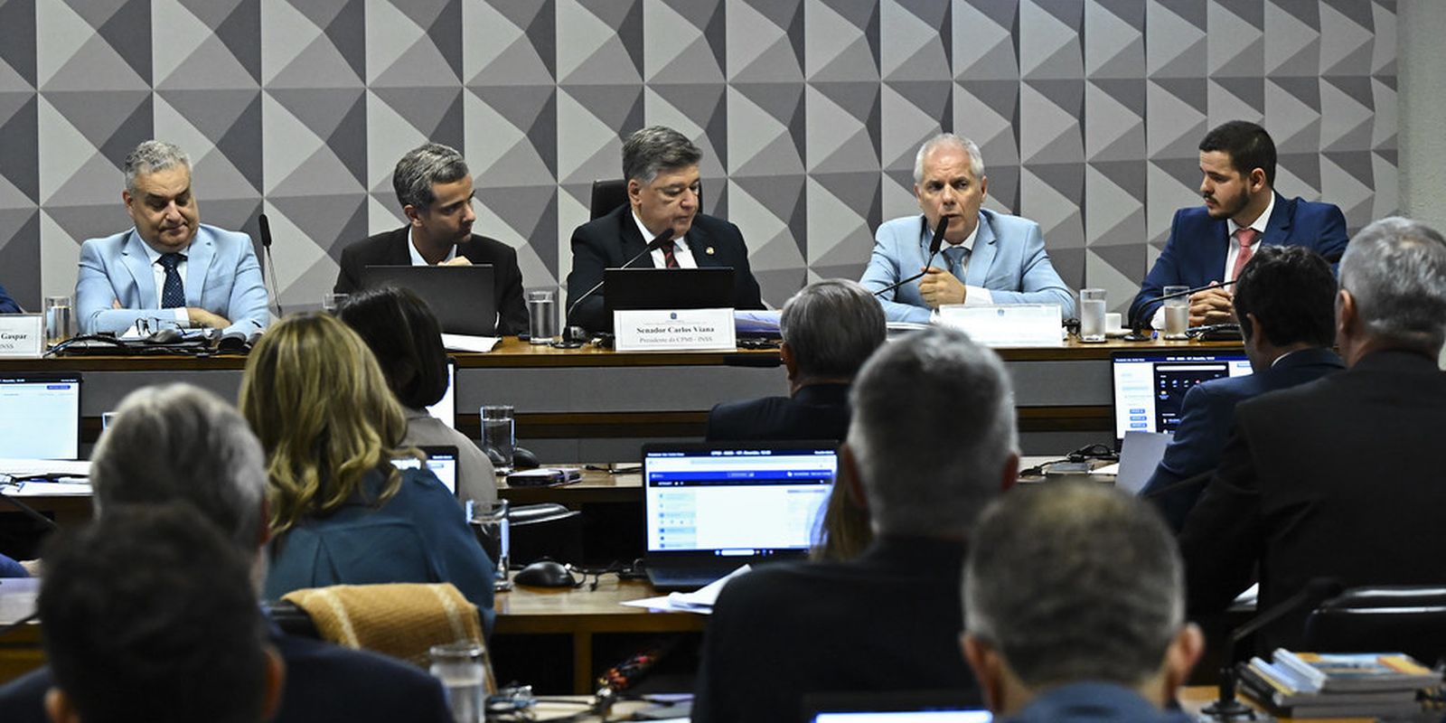 ex-presidente-do-inss-se-nega-a-responder-perguntas-de-relator-da-cpi 