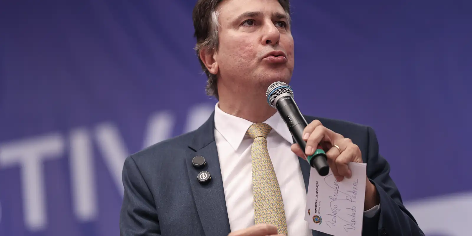 ministro-da-educacao-diz-que-professor-tem-que-ser-bem-remunerado