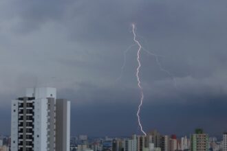 ventos-fortes-em-sp-derrubam-cobertura-de-arena-e-deixam-8-feridos