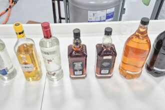 bar-em-sao-vicente-e-fechado-apos-morte-de-mulher-que-consumiu-whisky