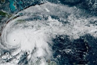 furacao-melissa-perde-forca,-mas-ventos-ainda-sao-catastroficos