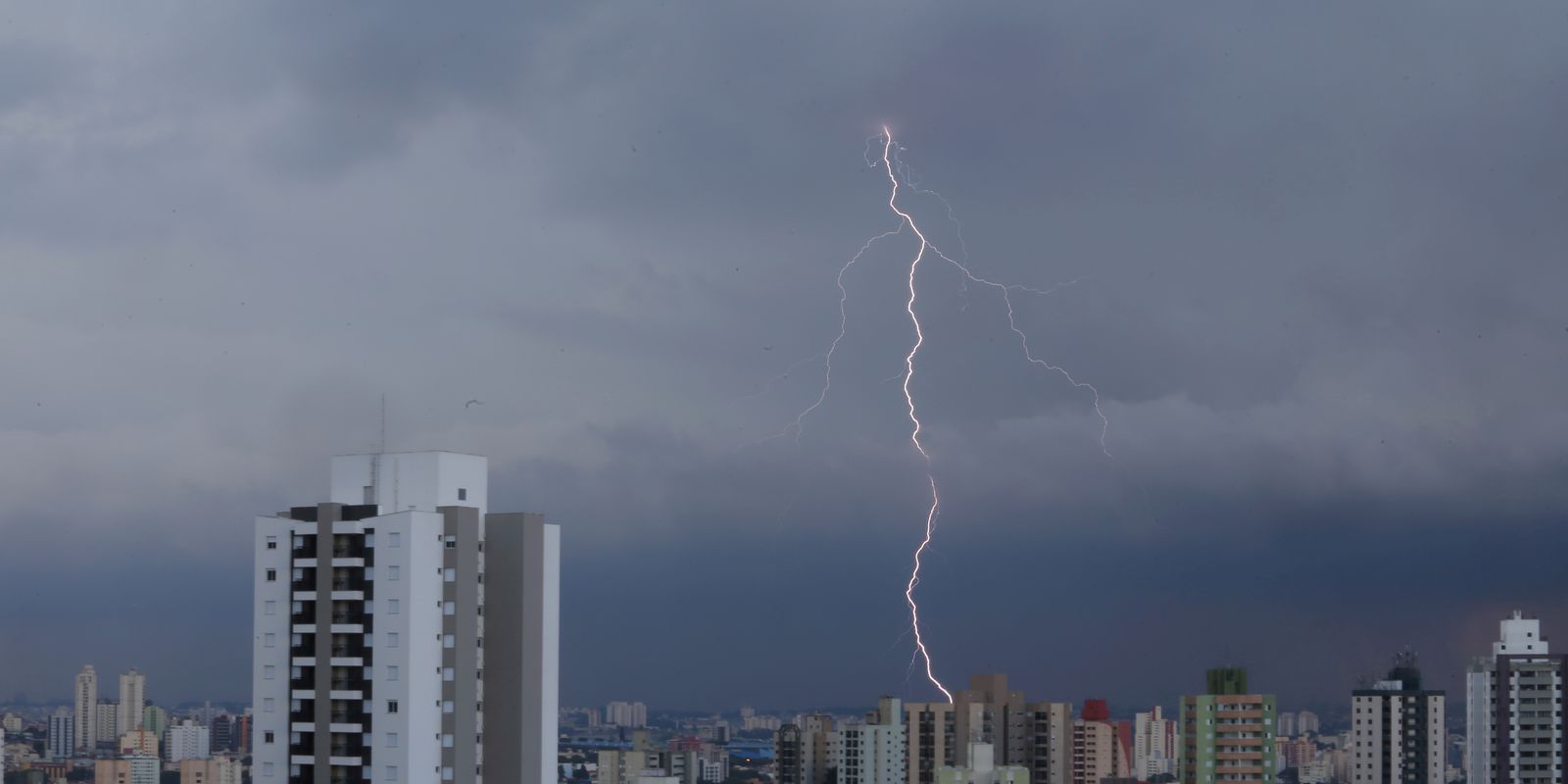 sao-paulo-ainda-tem-mais-de-45-mil-imoveis-sem-luz-devido-as-chuvas