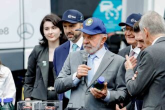 lula-diz-que-ainda-nao-e-possivel-abrir-mao-de-combustiveis-fosseis