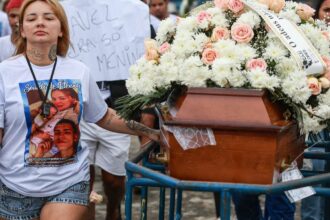 ultimos-corpos-de-pessoas-assassinadas-em-operacao-no-rio-deixam-o-iml