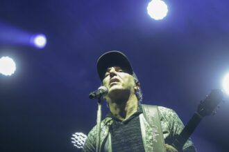 prestes-a-completar-60-anos,-zeca-baleiro-lanca-coletanea-de-musicas