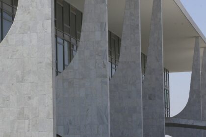 terceirizados-do-governo-tem-reducao-de-jornada-e-auxilio-para-creche