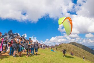 manifestantes-fazem-abraco-simbolico-na-serra-da-moeda,-em-mg