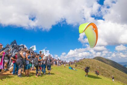 manifestantes-fazem-abraco-simbolico-na-serra-da-moeda,-em-mg