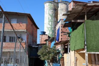 4-em-cada-10-brasileiros-convivem-com-faccoes-no-bairro,-diz-pesquisa