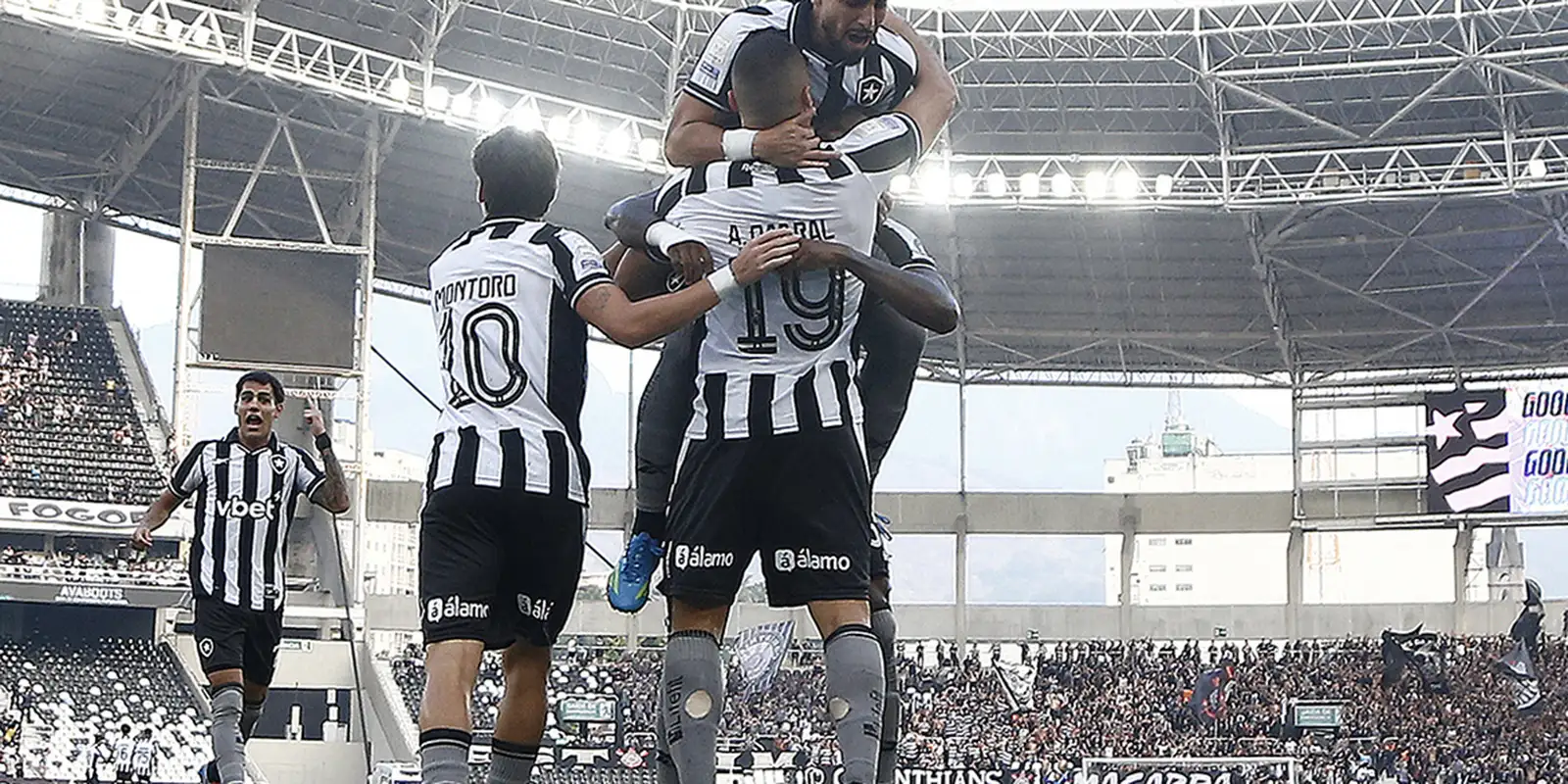 botafogo-vence-corinthians-pelo-brasileirao-com-tres-de-arthur-cabral