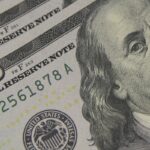 dolar-sobe-a-r$-5,06,-e-bolsa-cai-com-tensao-global-e-ruido-politico