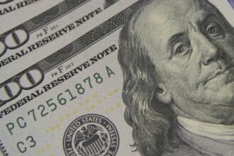 dolar-sobe-a-r$-5,06,-e-bolsa-cai-com-tensao-global-e-ruido-politico