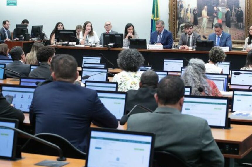 ccj-da-camara-adia-analise-de-pec-sobre-reducao-da-maioridade-penal