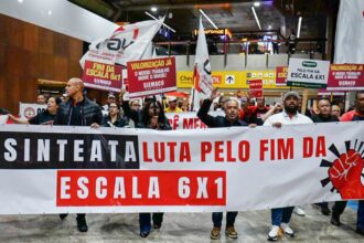 manifestacao-no-aeroporto-de-guarulhos-pede-fim-da-escala-6×1