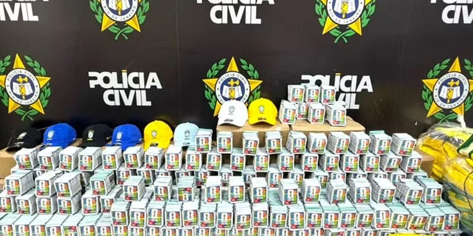 rj:-policia-apreende-mais-de-200-mil-figurinhas-falsificadas-da-copa