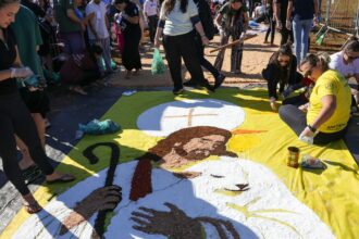 jovens-no-df-se-unem-por-tapetes-de-corpus-christi e-“jejum”-de-telas