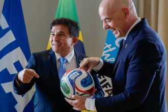 ministro-do-esporte-entrega-marco-regulatorio-da-copa-feminina-a-fifa
