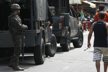policia-faz-acao-para-cumprir-56-mandados-de-prisao-na-mare,-no-rio